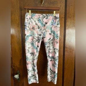 Watercolor Floral Capri Leggings Size Medium